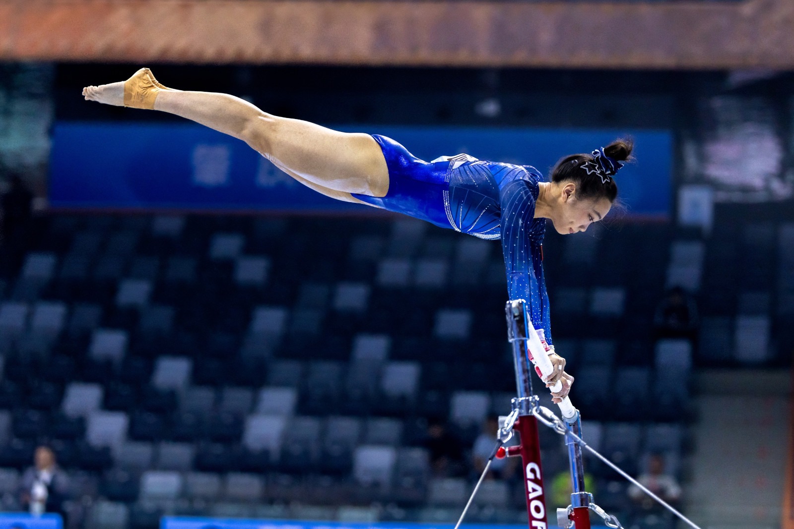 十三水实战：解析“三花聚顶”牌型的进攻性与稳定性平衡。（十三水实操：深度解读“三花聚顶”在进攻与稳定之间的取舍）